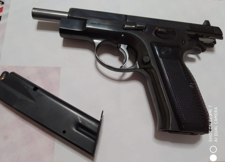 Buenas tardes foreros.
Un compañero pone a la venta una CZ 75 Primeras series, con martillo de espolón.
El 00
