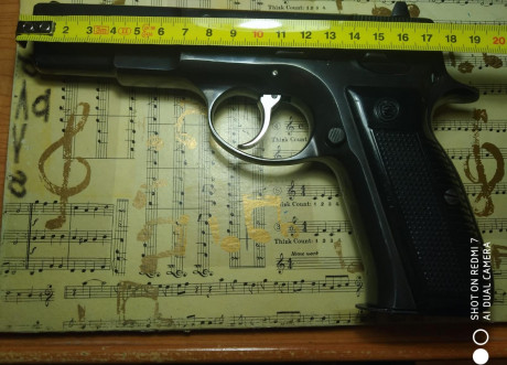 Buenas tardes foreros.
Un compañero pone a la venta una CZ 75 Primeras series, con martillo de espolón.
El 10