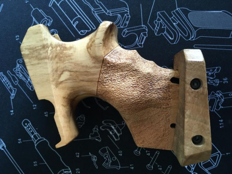 Buenas,se vende cacha de pardini sp 22lr,la talla es M,esta sin retocar. 02