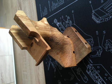 Buenas,se vende cacha de pardini sp 22lr,la talla es M,esta sin retocar. 01