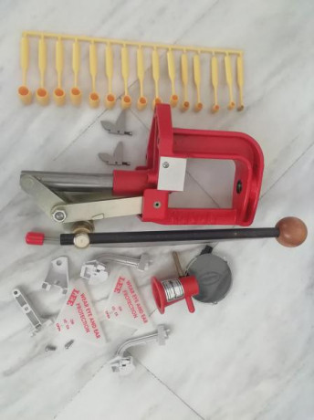 Vendo conjunto de recarga compuesto por prensa monoestación de hierro Lee Classic Cast con sus empistonadores 00