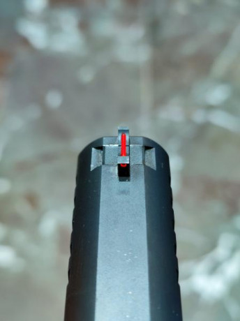 Hola, necesito un punto de mira y un botón de retenida del cargador "normales" para una sti 00