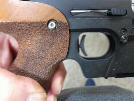 Vendo esta Walther OSP recamarada por armero al 22lr, de hecho esta guiada en F como 22lr.  Tiene mejorado 60