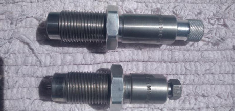 Vendo   dies LEE del   7mm  Remington  Magnum, prácticamente  nuevos, menos de 100 cartuchos recargados 00