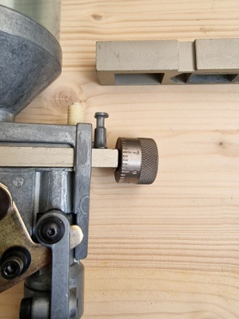 Buenas tardes.
Vendo un dosificador de pólvora Dillon completo para pistola y rifle con un regulador micrométrico 01