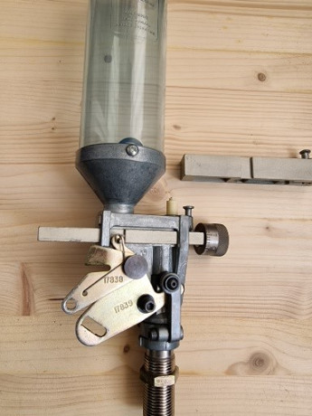 Buenas tardes.
Vendo un dosificador de pólvora Dillon completo para pistola y rifle con un regulador micrométrico 00