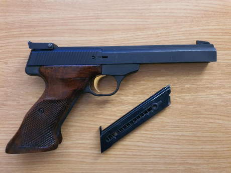 Se vende pistola Browning, calibre .22 Long Rifle con un cargador original.
Precio 80 euros + 20 euros 12