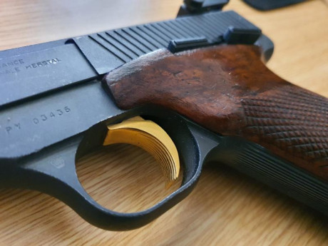 Se vende pistola Browning, calibre .22 Long Rifle con un cargador original.
Precio 80 euros + 20 euros 11