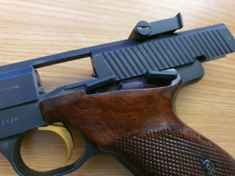 Se vende pistola Browning, calibre .22 Long Rifle con un cargador original.
Precio 80 euros + 20 euros 10