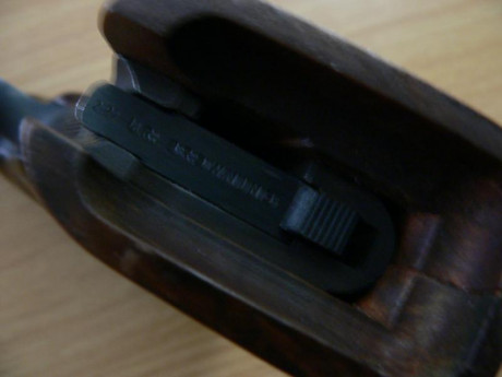 Se vende pistola Browning, calibre .22 Long Rifle con un cargador original.
Precio 80 euros + 20 euros 22