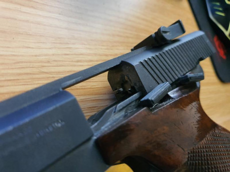 Se vende pistola Browning, calibre .22 Long Rifle con un cargador original.
Precio 80 euros + 20 euros 61