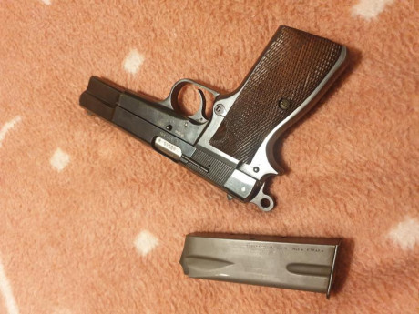 Vendo pistola Luger M80 9mm perfecto estado  cargador nuevo, muy bonita.
Perfecto funcionamiento. 01