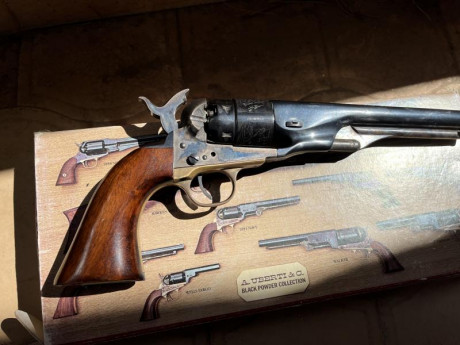 Hola, 

vendo Colt 1860 del 44 de Uberti que nunca ha disparado con su caja original.

Prefiero trato 12