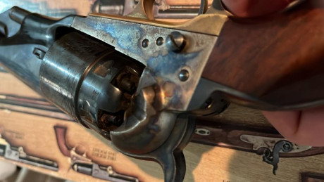 Hola, 

vendo Colt 1860 del 44 de Uberti que nunca ha disparado con su caja original.

Prefiero trato 20