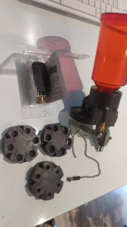 Vendo dosificador de polvora Lee auto disk, practicamente sin uso. Incluye los 4 discos y  regalo el dosificador 01