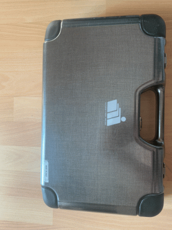 Vendo maletín acolchado y con seguro de combinación, cogen  dos pistolas perfectamente.
Saludos 02