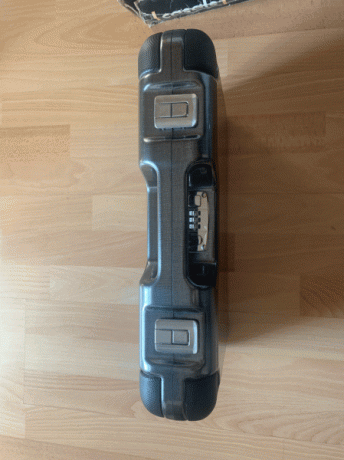 Vendo maletín acolchado y con seguro de combinación, cogen  dos pistolas perfectamente.
Saludos 01