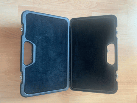 Vendo maletín acolchado y con seguro de combinación, cogen  dos pistolas perfectamente.
Saludos 10