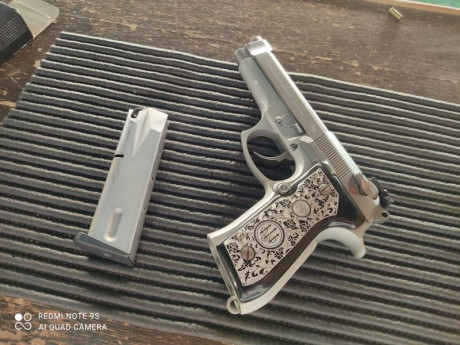 Vendo Beretta 92 fs 
Muy buen arma pocos disparos, gatillo a 1.900
2 juegos de cachas , 3 cargadores 
 02