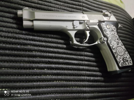 Vendo Beretta 92 fs 
Muy buen arma pocos disparos, gatillo a 1.900
2 juegos de cachas , 3 cargadores 
 00