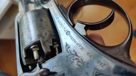 Vendo Revólver de Avancarga Marca Deane & Son calibre 45. El estuche está completo con todos sus accesorios 32