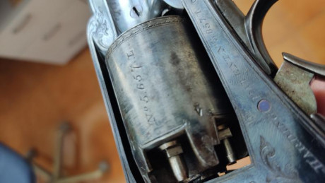 Vendo Revólver de Avancarga Marca Deane & Son calibre 45. El estuche está completo con todos sus accesorios 31