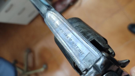 Vendo Revólver de Avancarga Marca Deane & Son calibre 45. El estuche está completo con todos sus accesorios 30