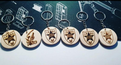 Se hacen llaveros personalizados, en madera o aluminio, para tu bolsa, mochila o funda de tiro.
El precio 12