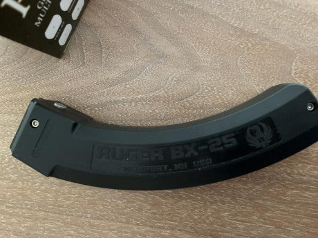 Saludos 
  Vendo carabina ruger 10/22 sin apenas uso
Incluyó monturas, punto rojo, cargador 25 y algo 00
