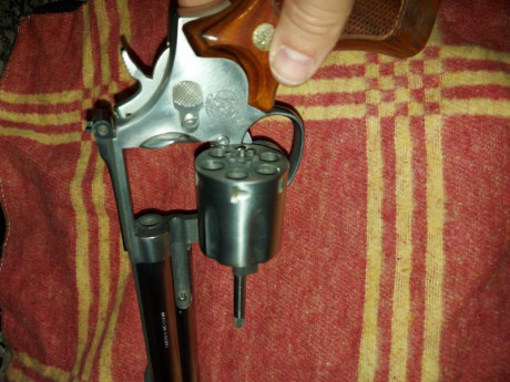Buenas compañeros,

Un muy buen compañero del club me pide que ponga a la venta su revolver smith wesson 01