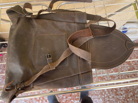 Sacando ropa y enseres para la nueva temporada de caza, he encontrado este zurron de piel, marca EL CORZO, 11