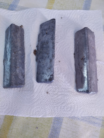 Se vende plomo para fundir, en lingotes de 1Kg, libres de escorias. 

Precio: 4 euros el kg.

Preferiblemente, 00