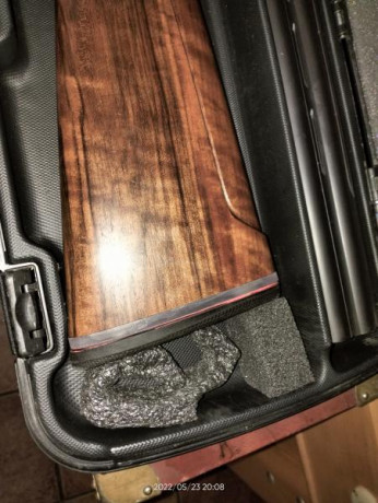 vendo esta beretta black edition con b-fast y choques briley , la escopeta tiene menos de 2000 tiros , 21