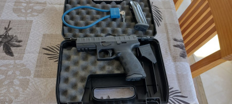 Vendo Beretta APX casi nueva, con 300 tiros, el precio es 400 euros. Dos cargadores, maletin,cierre de 01