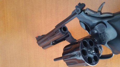 Vendo este magnífico revolver marca smith wesson modelo 586 en 4". Con cacha marca hogue. Muy poco 02