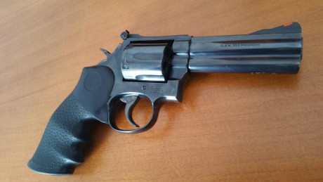 Vendo este magnífico revolver marca smith wesson modelo 586 en 4". Con cacha marca hogue. Muy poco 00