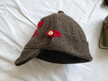 Hola , vaciando vitrinas vendo esta militaria Rusa 

Budionovka Rusa de lana años 30 Replica , 48 euros
Marmita 02