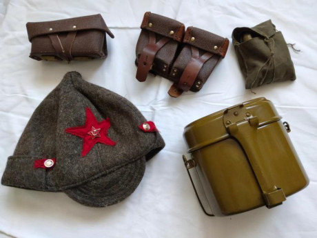 Hola , vaciando vitrinas vendo esta militaria Rusa 

Budionovka Rusa de lana años 30 Replica , 48 euros
Marmita 00