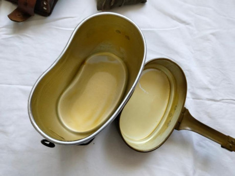 Hola , vaciando vitrinas vendo esta militaria Rusa 

Budionovka Rusa de lana años 30 Replica , 48 euros
Marmita 12