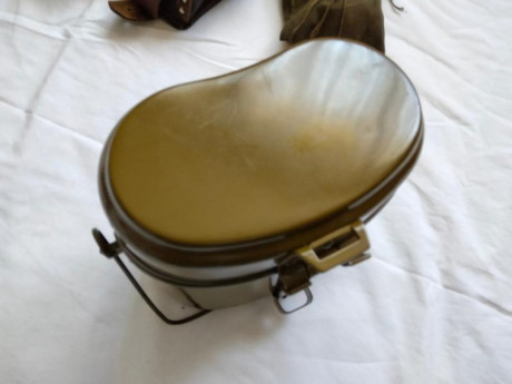 Hola , vaciando vitrinas vendo esta militaria Rusa 

Budionovka Rusa de lana años 30 Replica , 48 euros
Marmita 11