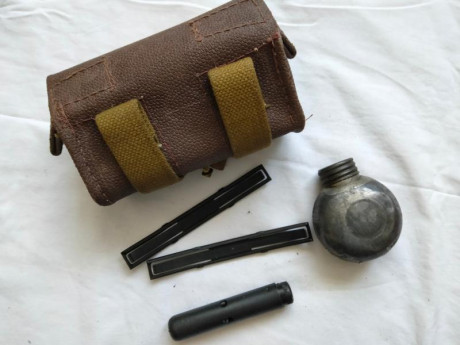 Hola , vaciando vitrinas vendo esta militaria Rusa 

Budionovka Rusa de lana años 30 Replica , 48 euros
Marmita 41