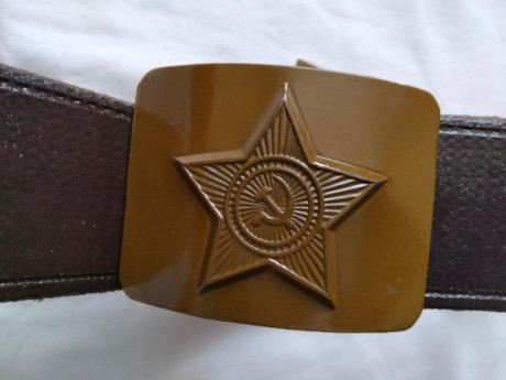 Hola , vaciando vitrinas vendo esta militaria Rusa 

Budionovka Rusa de lana años 30 Replica , 48 euros
Marmita 51