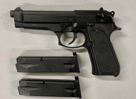 En venta Beretta 92FS, en estado de re-estreno. Con dos cargadores 500€ más envío si fuera necesario. 00