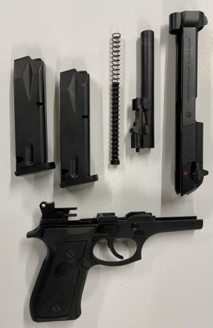 En venta Beretta 92FS, en estado de re-estreno. Con dos cargadores 500€ más envío si fuera necesario. 12