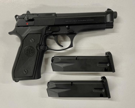 En venta Beretta 92FS, en estado de re-estreno. Con dos cargadores 500€ más envío si fuera necesario. 11