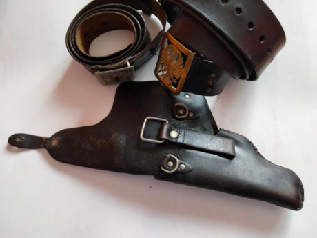 Hola ,
 Vendo dos cinturones del Ejercito de Tierra reglamento 43 o tambien Guardia Civil, Uno de oficial 02