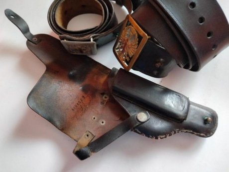 Hola ,
 Vendo dos cinturones del Ejercito de Tierra reglamento 43 o tambien Guardia Civil, Uno de oficial 01