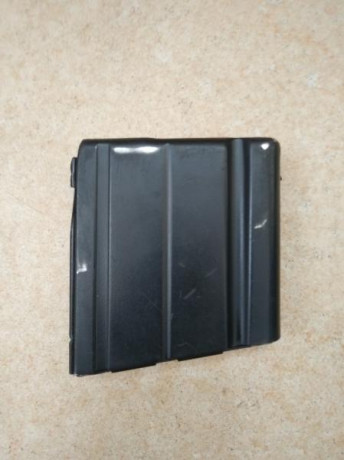 Hola, vendo cargador metálico original de 10 cartuchos para fusil Fal métrico. Está usado en muy buen 01