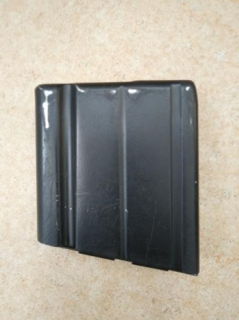 Hola, vendo cargador metálico original de 10 cartuchos para fusil Fal métrico. Está usado en muy buen 00