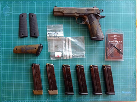 Se vende Norinco NP29 (1911 en 9mm):

Material Original:
- estuche, dos cargadores, baqueta, grips negros 00